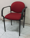Silla roja fija con reposabrazos