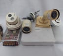 DVR Hikvision de 8 canales + fuente + 2 cámaras Hikvision +  1 cámara  (se desconoce la marca) + 1 detector de humo (se desconoce su funcionamiento)