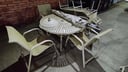 Lote de muebles para jardín: 1 mesa redonda + 4 sillas + 2 reposeras + 1 sombrilla (incompleto)