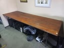 Mesa larga de madera con patas de hierro (tablón). (Largo: 2/50m  Profundidad: 90cm  Alto:75cm