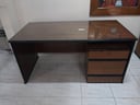 Escritorio de madera con base de vidrio (ancho: 1/60  profundidad: 80cm alto: 77cm) +  cajonera