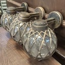 3 LUCES DECORATIVAS EN VIDRIO CON REVESTIMIENTO EN PLASTICO DE COLOR DORADO