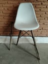 Butaca Eames color Blanco, a reparar.