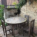 Mesa circular de madera decorada con mosaicos (diámetro 1.20m) (Le faltan algunas piezas a los mosaicos) + 4 sillas de madera (una silla rota)