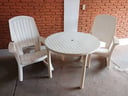 mesa de plástico + 2 sillas de plástico tipo mecedora