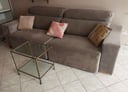 Sofá Gris Largo:2,55m Alto:1,00m Base:1,00m + 3 almohadas + 1 mesita con bases de vidrio y estructura de metal 