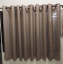 Cortina para ventana: 1 paño de cortinas de tela lonilla color marrón - alto 1.23 mt - ancho 2.70 mt Riel: 1.27 mt. con sus topes de c/ lado y 2 soportes con 2 tornillos c/ soporte