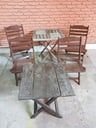 4 sillas de madera plegables a reparar + 2 mesas de madera a reparar ( partes de maderas faltantes, tornillos, etc)