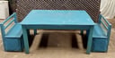 MESA CUADRANGULAR DE MADERA  PARA CRIATURA DE COLOR AZUL DE 0,62 CM DE ALTO X 1,20 METROS DE LARGO X 0,80 CM DE ANCHO + 2 BANQUITOS DE MADERA EN COLOR AZUL CON BAUL DE 0,57 CM DE ALTURA X 0,64 CM DE LARGO X 0,28 CM DE ANCHO (BAUL DE 0,25 CM DE ALTO)