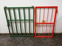 Reja verde corrediza con llave (Alto 0,95cm, Ancho 0,80cm) +  Reja naranja con tranca (Alto 0,98cm, Ancho 0,58cm)