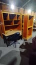 1 escritorio con 2 cajones + 1 mueble estante + 2 libreros + 1 silla con rueditas