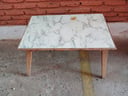 Mesa de madera pequeño Alto:0,46cm Base: 0,70 * 0,44cm + 3 sillas de madera con patas de metal