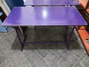 Mesa recta de melamina y metal lila