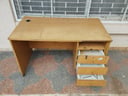 Escritorio de madera marrón claro con 3 cajones (Buen estado) 1.30m*70cm*80cm