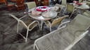 Lote de muebles para jardín: 1 mesa redonda + 4 sillas + 1 reposera + 1 sombrilla + 1 salvavidas (incompleta)