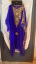 TÚNICA DE FIESTA LARGA COLOR AZUL FRANCIA CON BORDADO JOYA,  HIJAB/CHALINA Y CARTELA A JUEGO TALLE L-XL, con Funda transparente.