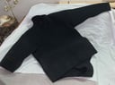 CHALECO DE NEOPRENO MANGAS LARGAS, CIERRE FRONTAL, PASA ENTRE LAS PIERNAS TALLE L  . También puede llamarse  wetsuit jacket  o  wetsuit top  en inglés. Es una prenda que cubre el torso y los brazos, diseñada para mantener el calor en deportes acuáticos como el surf, windsurf, kitesurf, y paddleboard, pero deja las piernas descubiertas para mayor movilidad.