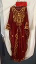 TÚNICA DE FIESTA LARGA COLOR BORDÓ CON BORDADO JOYA Y CARTELA A JUEGO TALLE L-XL, con Funda transparente.