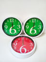 2 Reloj verde + 1 Reloj Rojo de pared  (Con vidrio) (Se desconoce el funcionamiento)
