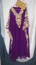 TÚNICA DE FIESTA LARGA COLOR LILA,  CON BORDADO JOYA Y CARTERA A JUEGO, con Funda transparente.