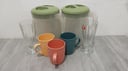 2 Jarras de plástico + 3 tazas de plástico + 2 vasos de vidrio