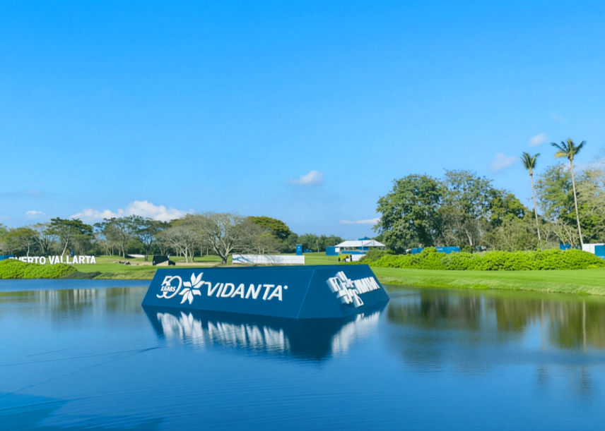 Evento deportivo OpenMexico con señalización deportiva y ambiente de entretenimiento