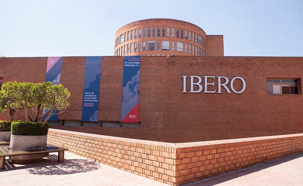 Centro educativo con señalización académica y diseño escolar