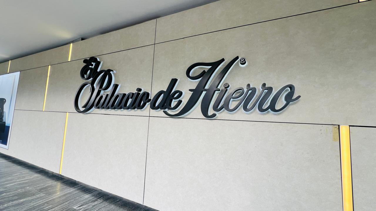 Punto de venta retail moderno con displays y señalización comercial