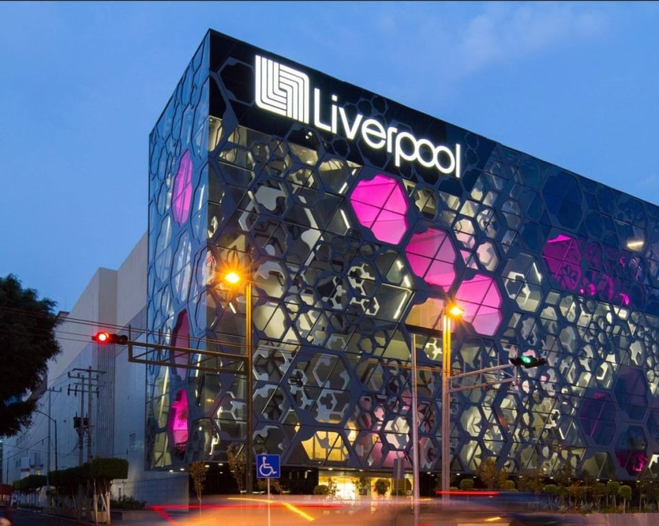 Interior de tienda retail con diseño comercial y señalización corporativa