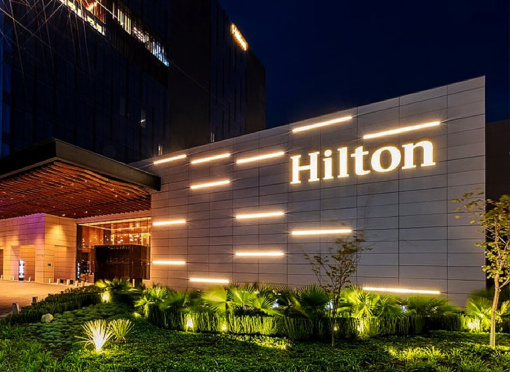 Señalización turística para hotel con diseño elegante y profesional