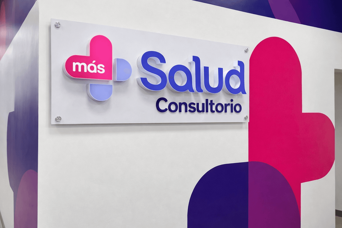 Farmacia Benavidez con señalización comercial y diseño moderno
