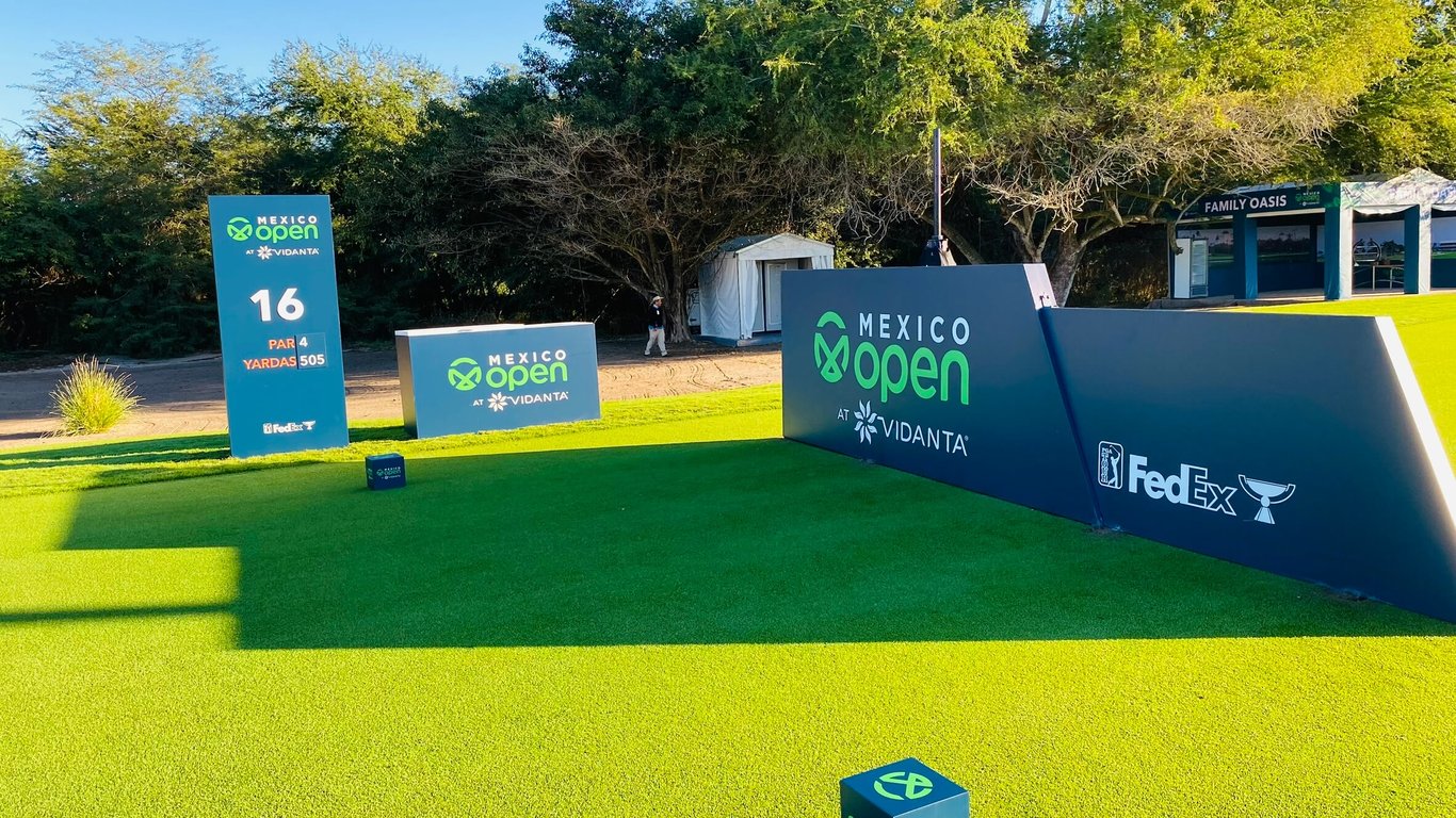 Instalación deportiva con señalización para eventos y entretenimiento