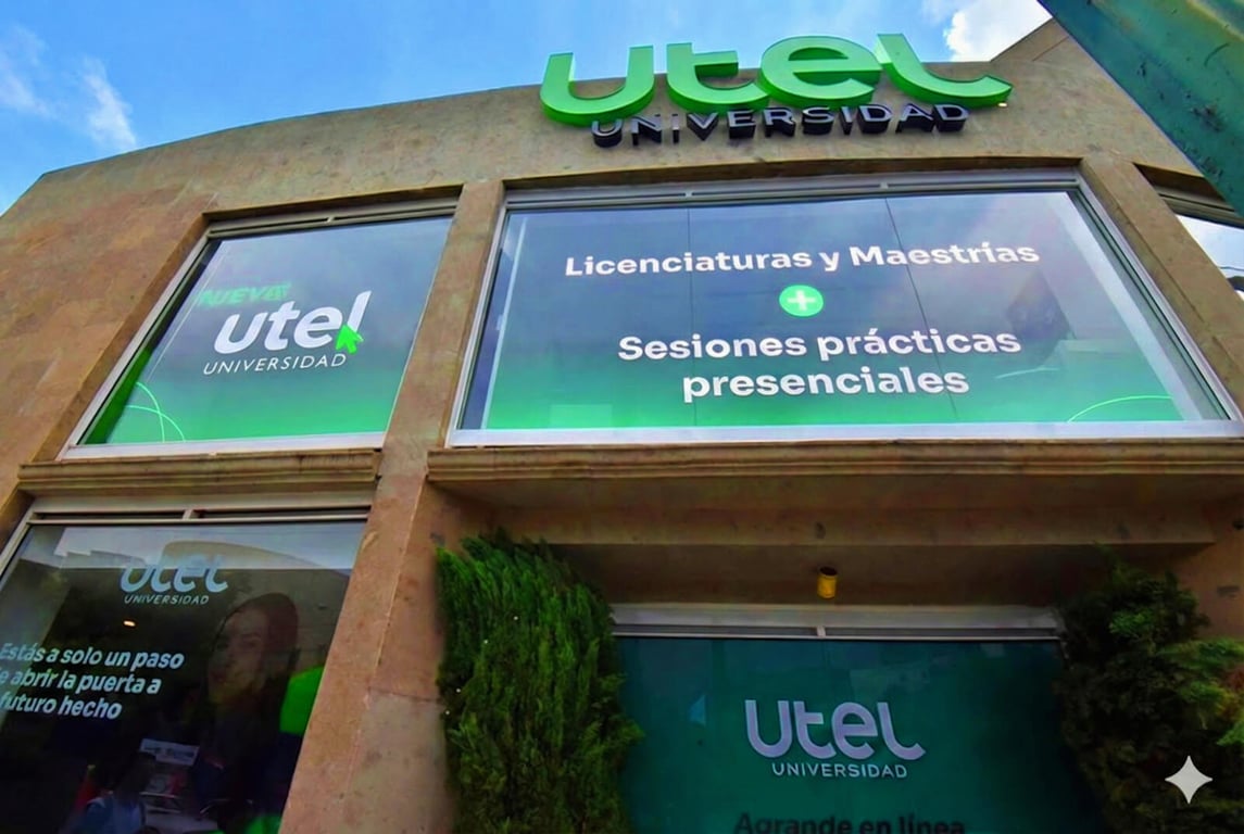 Instalación educativa con señalización escolar y diseño académico
