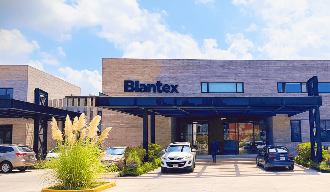 Oficina corporativa con señalización empresarial y diseño institucional