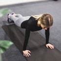 femme-faisant-push-ups-tapis-exercice_23-2147827397