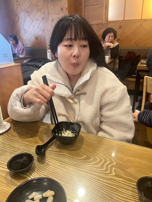 스시텐 식당 내부 — 5세 딸아이가 식전 샐러드를 젓가락으로 먹는 모습