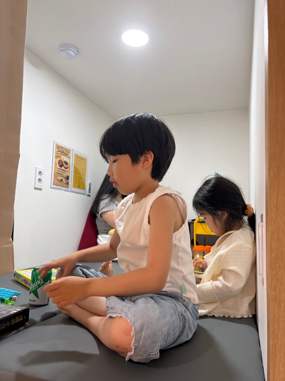 통툰 경희대점 3층에서 8세 아들과 5세 딸이 닌텐도 게임을 함께 준비하는 모습