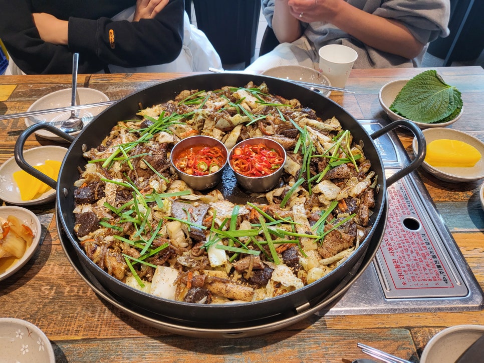 칠구네 신림동 백순대 김포걸포점 내부 — 넓고 깔끔한 홀