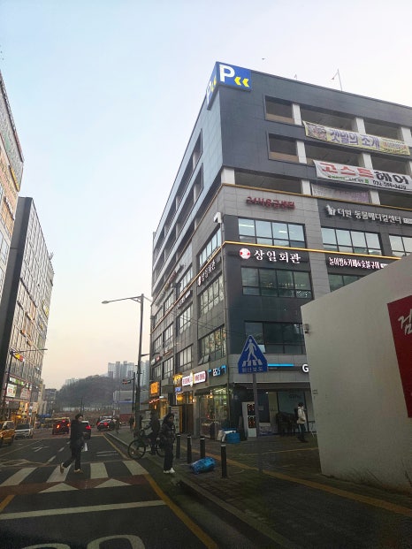 상일회관에서 고기를 맛있게 먹고 있는 아이들