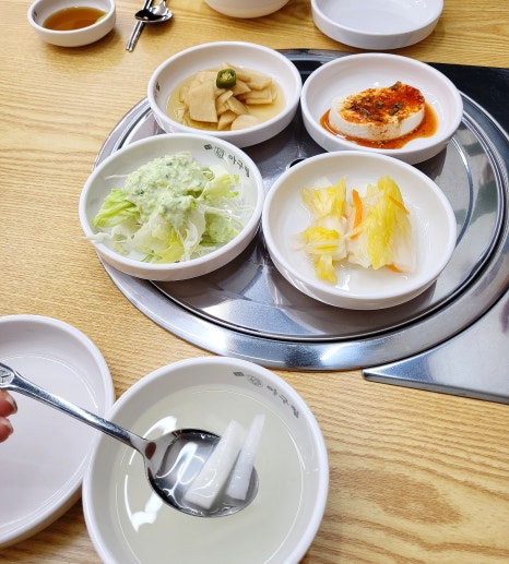 한결통 내부 — 넓고 쾌적한 홀, 가족 외식 가능