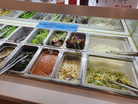 육미향 기본 반찬 상차림 — 쌈채소, 버섯, 쌈무, 와사비