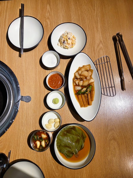 상일회관 좌석 아래 수납 공간