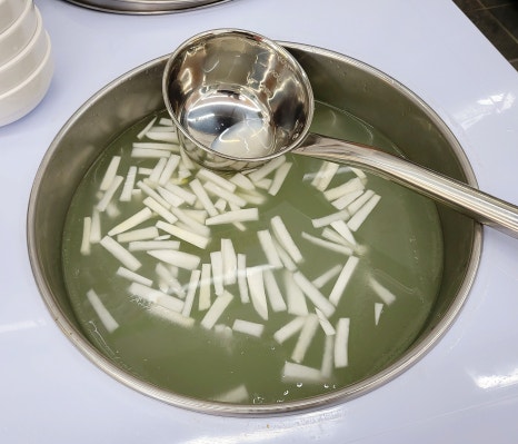 한결통 기본 반찬 — 백김치, 무장아찌, 순두부, 동치미