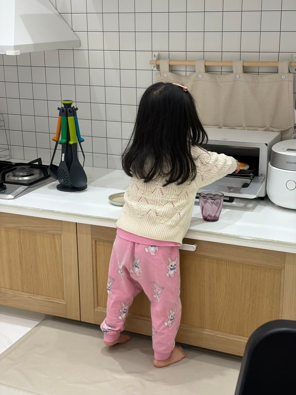 월드킹 구로점 주방존 오븐 앞에서 작은 손으로 요리 체험을 즐기는 4세 여아