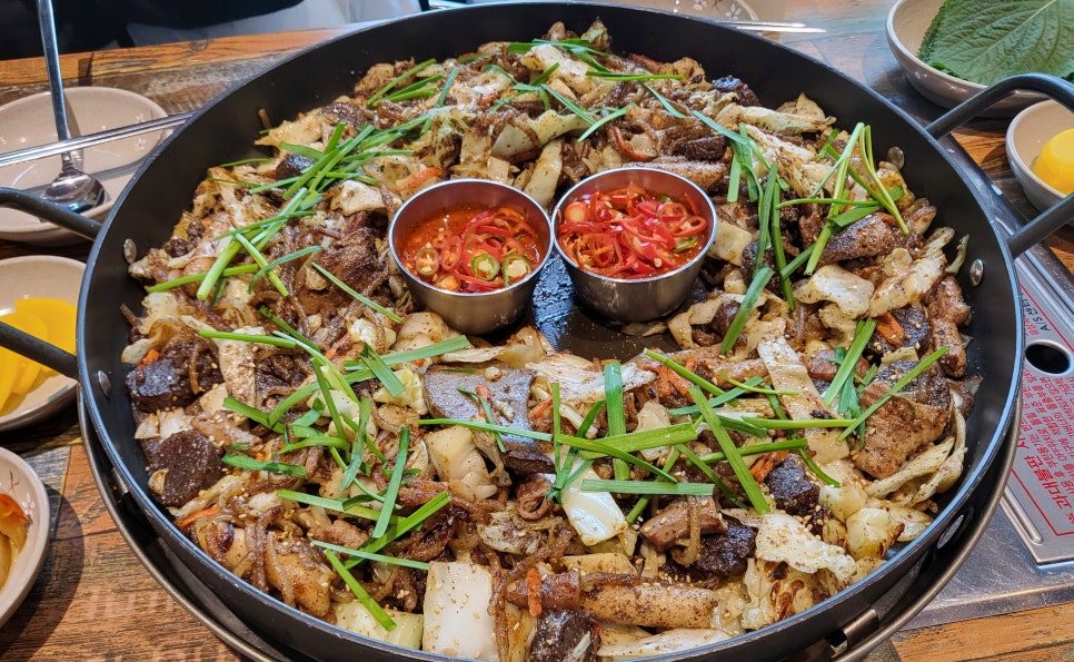 칠구네 백순대 곱창볶음 전체 상차림