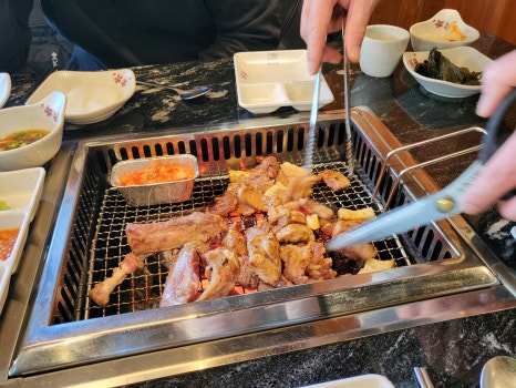 육미향 숯불 위 양념갈비 — 고기 색깔이 예쁘게 나왔어요
