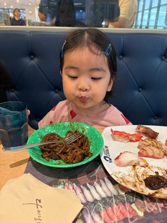 5세 딸아이가 다이닝원에서 짜장 볶음과 초밥 곁들여 맛있게 먹는 모습