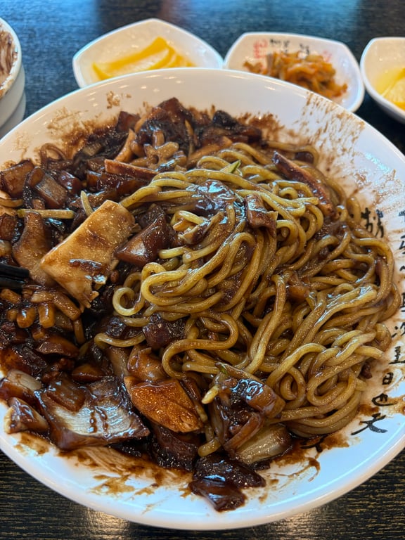 연화산 짜장면 — 소스와 면이 잘 비벼진 모습, 두툼한 면발이 인상적