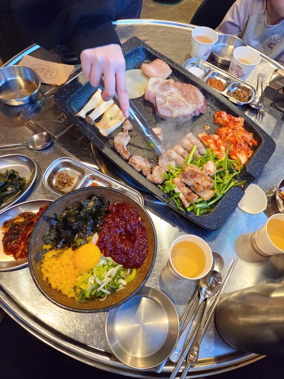 김숙성 양념게장밥과 미나리 고기 함께 테이블 전경