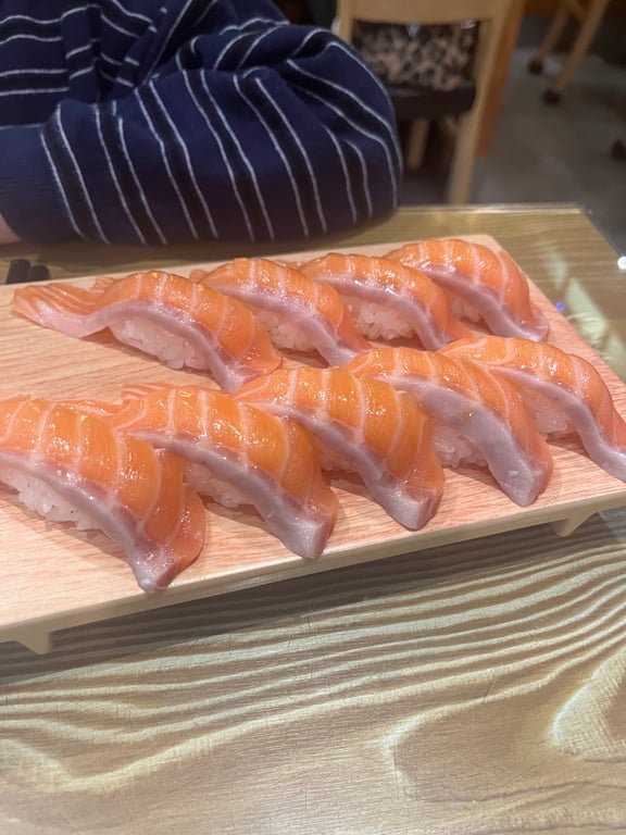 스시텐 연어초밥 10피스 — 두툼한 연어가 올라간 나무도마 세트